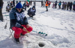 Победители «Сахалинского льда»-2024 передали выигранный автомобиль участникам СВО