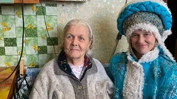 Ветеранам вручили подарки и поздравили с наступающими праздниками