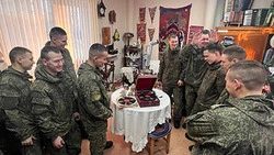 Накануне Нового года библиотечный музей посетили солдаты-срочники