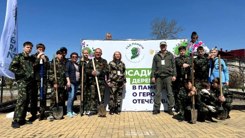 Жители Троицкого посадили деревья и кустарники в «Саду памяти» 