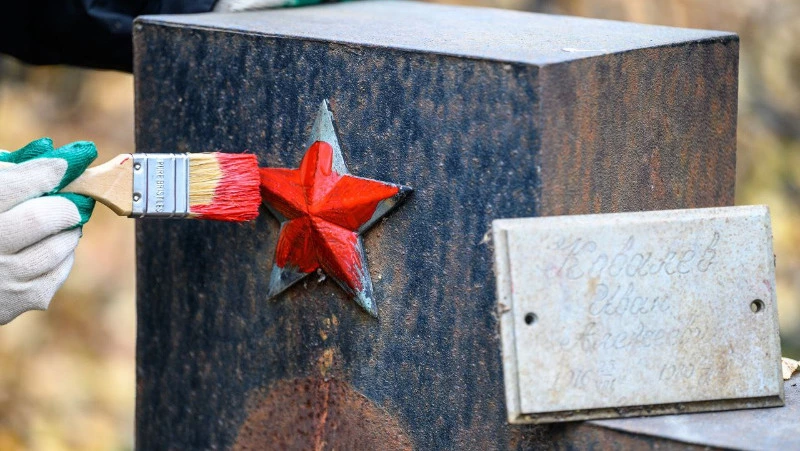 Сахалинские волонтёры Победы навели порядок на могилах ветеранов Великой Отечественной войны