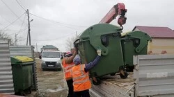 В Ново-Троицком установили новенькие евроконтейнеры