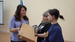 В администрации округа вручили ноутбук многодетной семье участника СВО