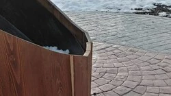 Вандалы ломают и портят новое