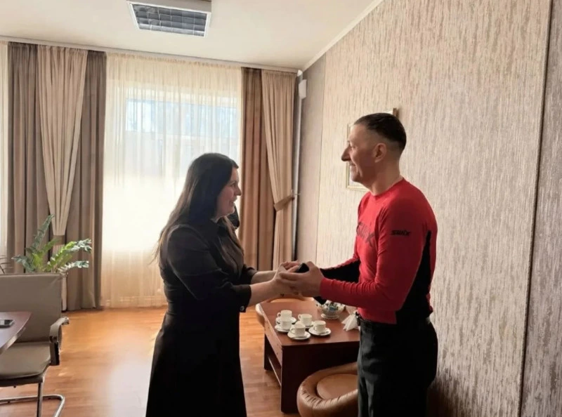 Мэр вручила ключи от арендных квартир двум педагогам