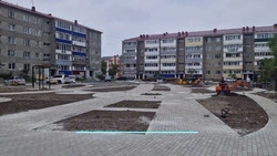 У детского сада «Сказка» в Аниве уже частично выложили плиткой пешеходные дорожки