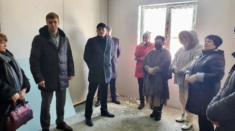 Анивские власти проинспектировали строительство жилья и дорог