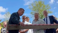 Во время инспекции ремонта подвалов в Аниве губернатор поговорил с местными жителями