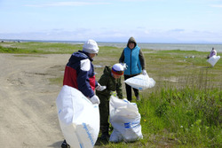 В День эколога в Таранае провели уборку пляжной территории