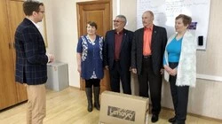 Совету ветеранов подарили компьютер и тонометр