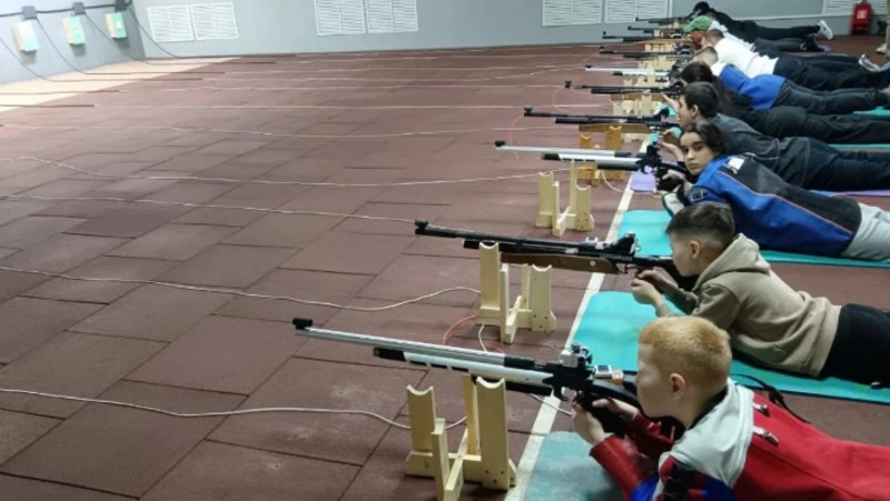 Школьники округа соревновались в стрельбе вместе с ветеранами СВО