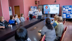 На встрече с читателями в областной библиотеке Галина Штепа собрала полный зал