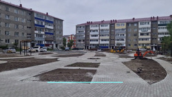 У детского сада «Сказка» в Аниве уже частично выложили плиткой пешеходные дорожки