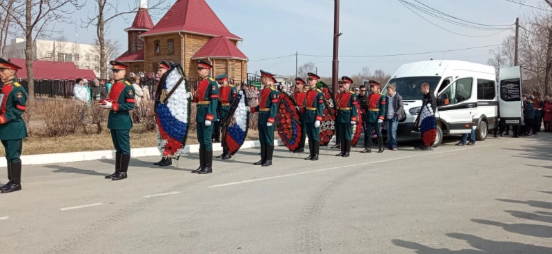 Анивчане проводили в последний путь героя-земляка