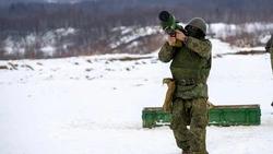 Военнослужащих по контракту обучают стрельбе из «Иглы»