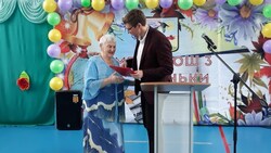 Сегодня Артём Лазарев поздравил анивчанку и сельчанку с юбилейными днями рождения