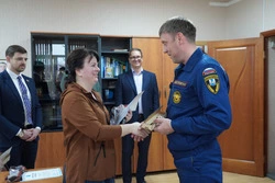 Бойцов Анивского пожарного отряда торжественно наградили