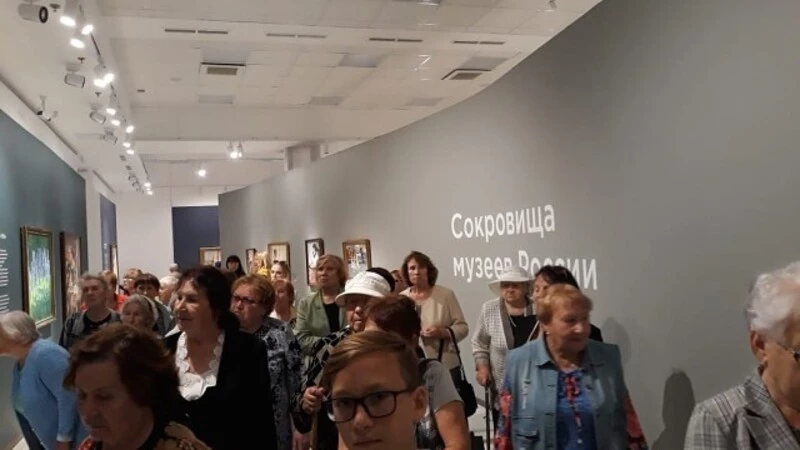 Троицкое: участники клуба «Старшее поколение» посетили выставку «Сокровища музеев России»