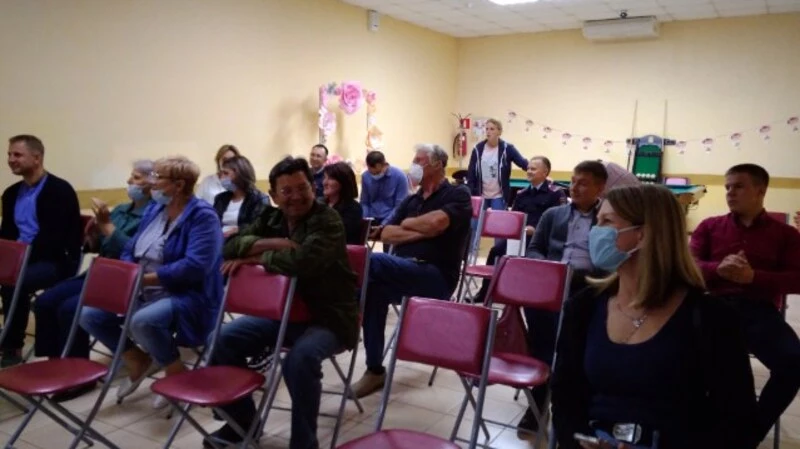 Разговор Артёма Лазарева с односельчанами в Песчанском