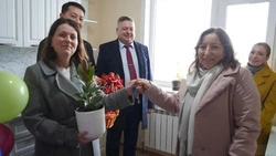 К первомайскому празднику мэр вручила ключи от квартиры трём семьям