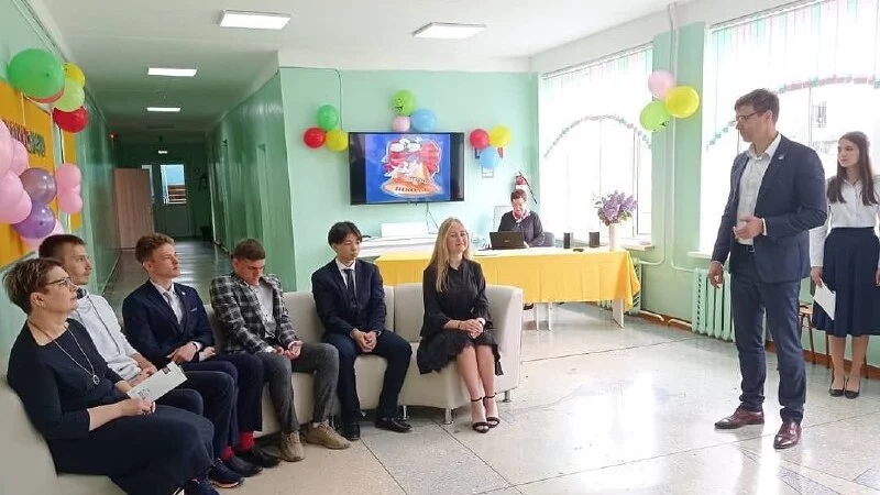 Выпускникам школ вручили аттестаты
