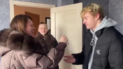 Мэр Анивского района вручила ключи от квартиры 18-летнему сироте