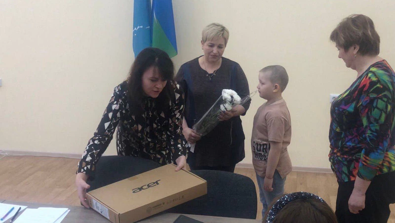 Мэр вручила ноутбук сыну героя