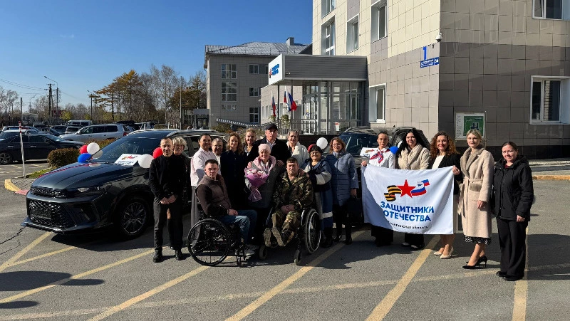 Губернатор вручил сахалинским ветеранам СВО ключи от автомобилей с ручным управлением
