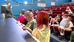 В Южно-Сахалинске школьникам презентовали документальный фильм о ветеране СВО Юрии Молодцове