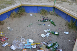 Жители Анивы забросали мусором песочницу на детской площадке