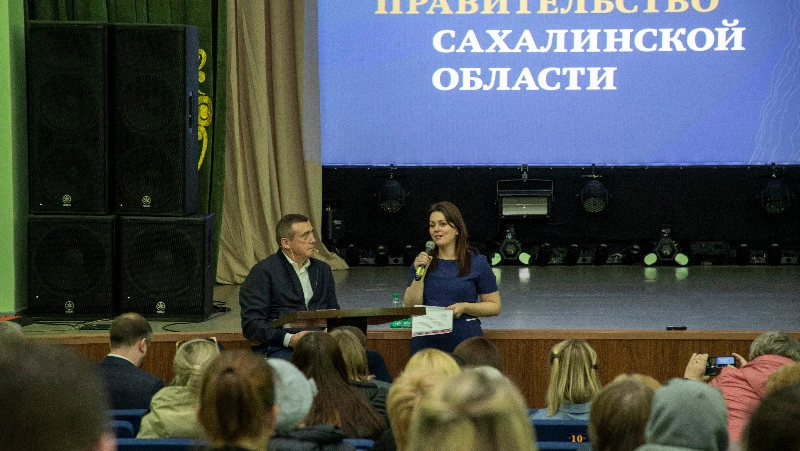 На встрече в Аниве губернатор назвал волонтёров и управдомов единой командой