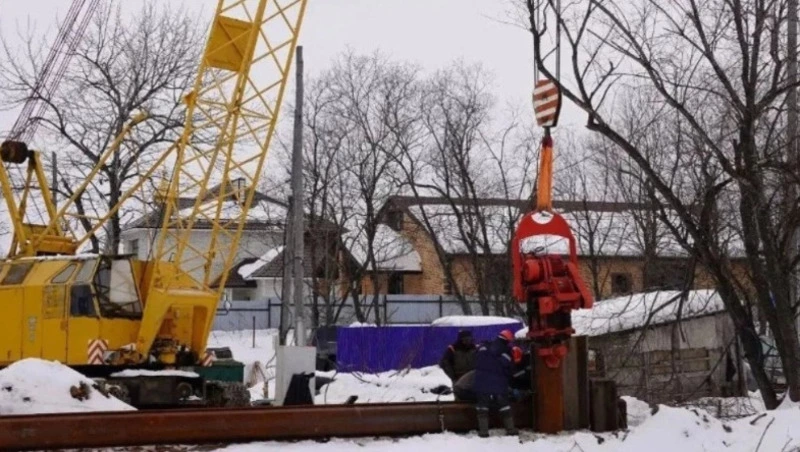 На мосту через Лютогу в Аниве обустроили основные опоры