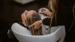 Лунный календарь стрижек на декабрь 2024 года: лучшие дни для смены образа  
