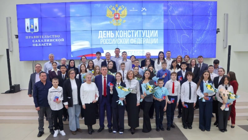В День Конституции губернатор вручил паспорта отличившимся школьникам