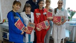 К женщинам-медикам на дежурстве 8 марта тоже приходили с подарками