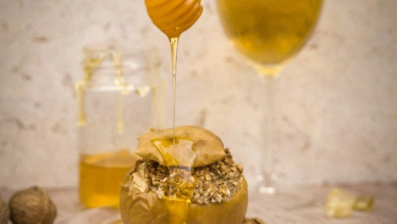 Печеные яблоки с творогом и орехами в духовке: рецепт на Ореховый Спас