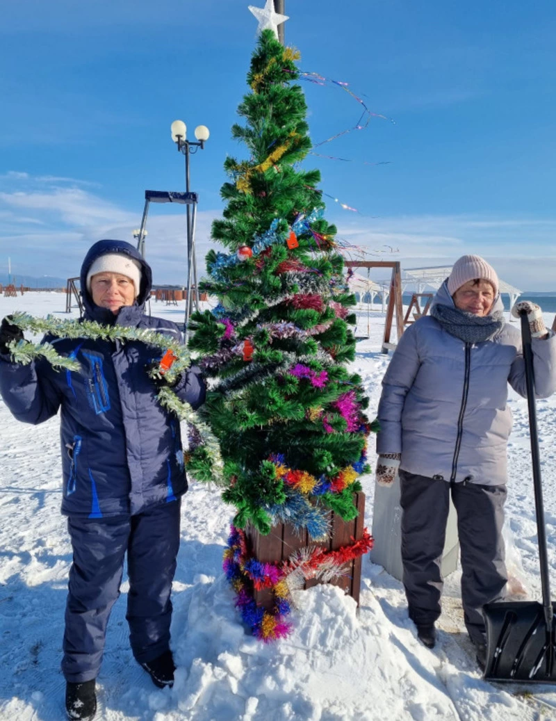 На анивском пляже теперь стоят две нарядные ёлочки