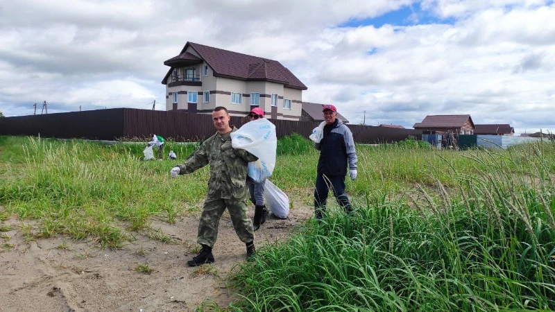 Побережье залива Анива в очередной раз очистили от мусора