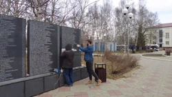 Новые имена появились на гранитной плите в сквере Победы