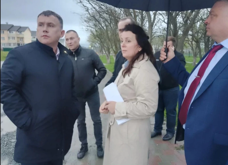 В Новотроицком мэр района объяснилась с сельчанами насчёт дорог