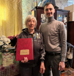 Анивчанку, маму врача поздравили с 90-летием