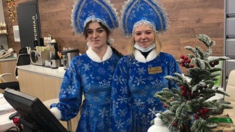 АЗС со снегурочками