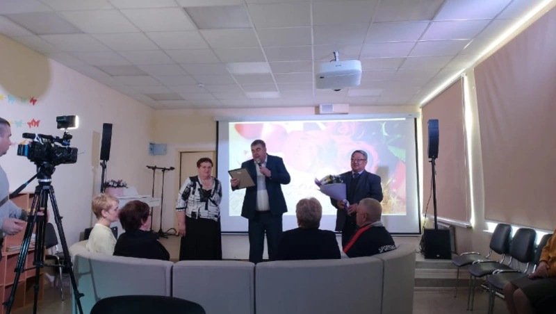 Таранайские учителя поздравили коллегу с юбилеем