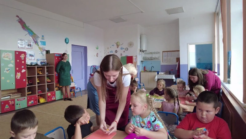 В селе Таранай школьницы удивили малышей из детского сада «Берёзка»