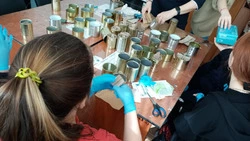 Анивчанки научили ребят в «Звездном» и «Алом парусе» делать окопные свечи