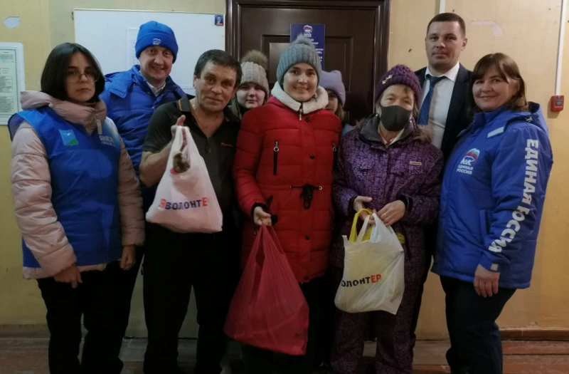 Депутаты-единороссы продолжают раздавать свежую навагу местным жителям