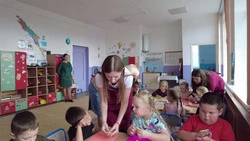 В селе Таранай школьницы удивили малышей из детского сада «Берёзка»