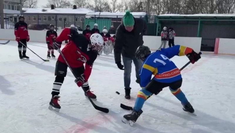 В Аниве на льду спортивного корта по улице Калинина прошли захватывающие  матчи с шайбой