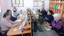 Группу пенсионеров обучили в центральной библиотеке «дружить» с девайсами