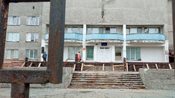Крыльцо главного входа Анивской ЦРБ капитально отремонтируют